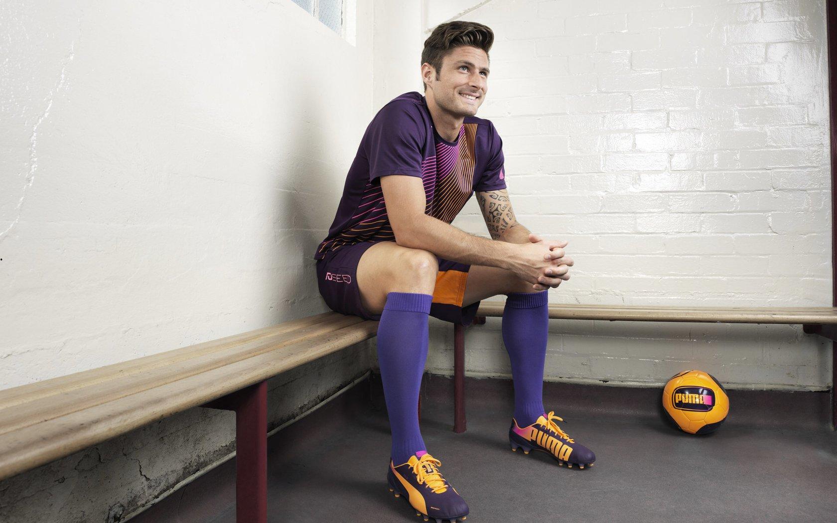 25岁李九的电竞解说路，半路出道的敢言者与赛场内外的挑战